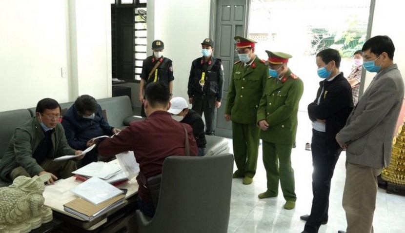 Lực lượng chức năng khám xét nhà một chủ nợ