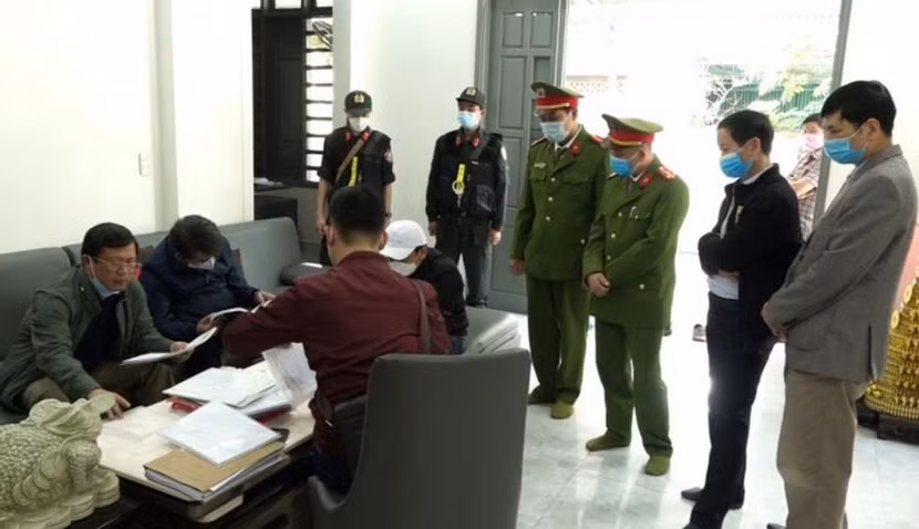 Lực lượng chức năng khám xét nhà một chủ nợ Lực lượng chức năng khám xét nhà một chủ nợ