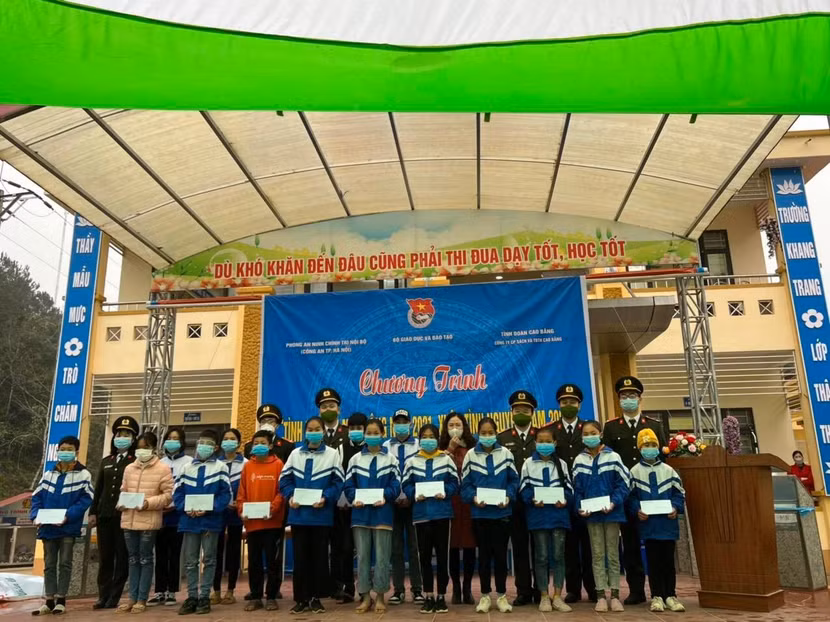 Tặng quà cho các em học sinh có hoàn cảnh khó khăn của trường THCS Ngũ Lão Tặng quà cho các em học sinh có hoàn cảnh khó khăn của trường THCS Ngũ Lão