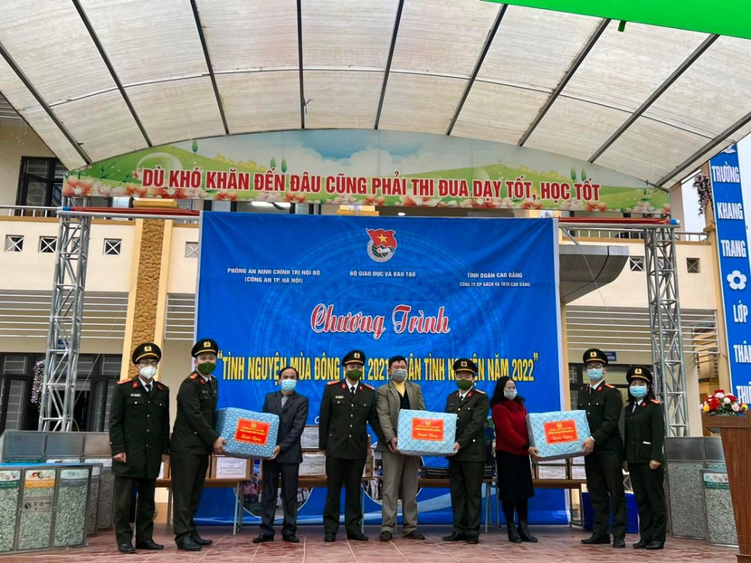 Tặng quà cho 3 phân trường của trường Mầm non Lũng Gà