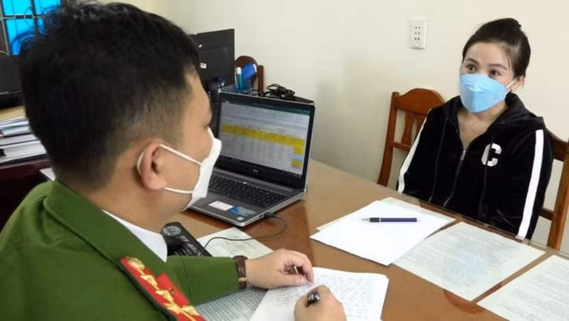 Cơ quan điều tra lấy lời khai Nguyễn Thị Cẩm Nhung Cơ quan điều tra lấy lời khai Nguyễn Thị Cẩm Nhung