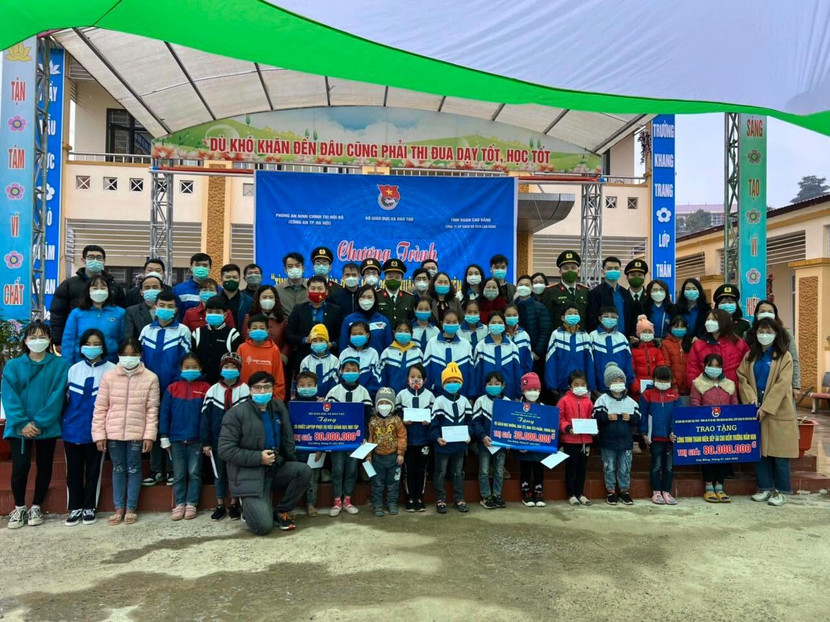 Những món quà ý nghĩa của Phòng An ninh chính trị nội bộ CATP Hà Nội làm vơi đi những khó khăn của học sinh vùng cao