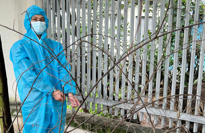 Đỗ Ngọc Tú chỉ địa điểm nơi vứt con dao là hung khí gây án Đỗ Ngọc Tú chỉ địa điểm nơi vứt con dao là hung khí gây án