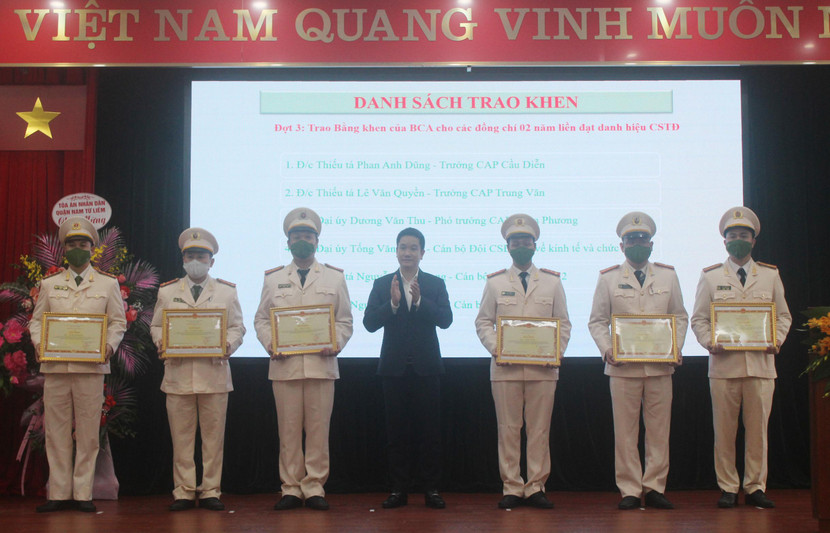 Các đồng chí Bí thư và Chủ tịch UBND quận Nam Từ Liêm tặng khen thưởng cho các tập thể, cá nhân có thành tích xuất sắc