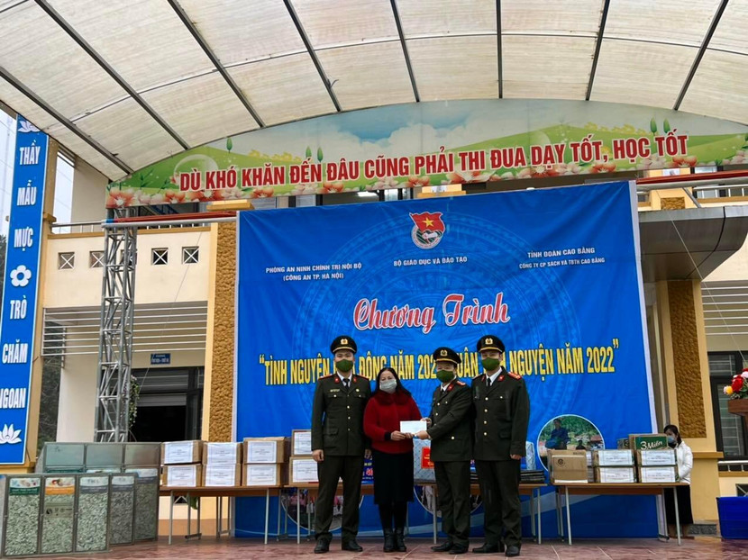 Tặng quà cho đại diện trường THCS Ngũ Lão