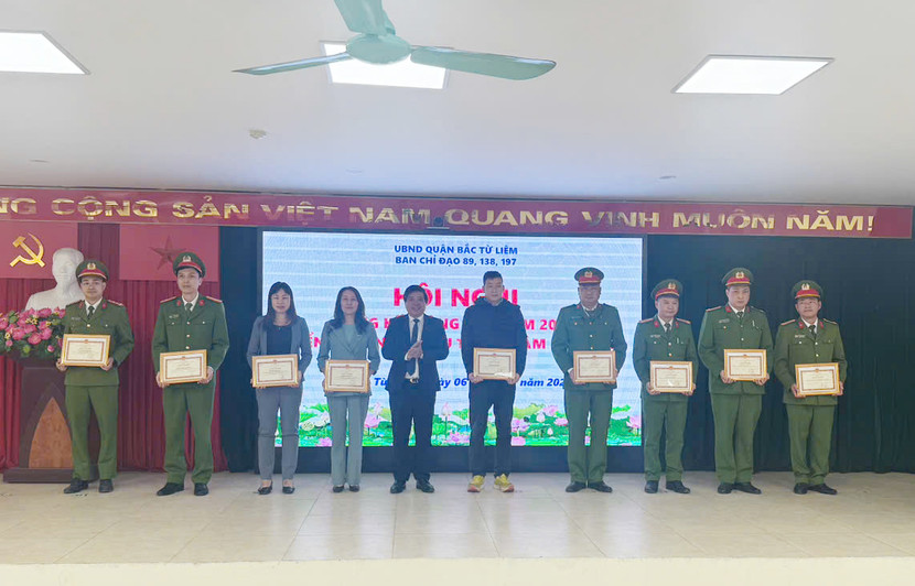 Ông Nguyễn Hữu Tuyên, Phó Bí thư, Chủ tịch UBND quận Bắc Từ Liêm trao Giấy khen của UBND quận cho các tập thể, cá nhân có thành tích