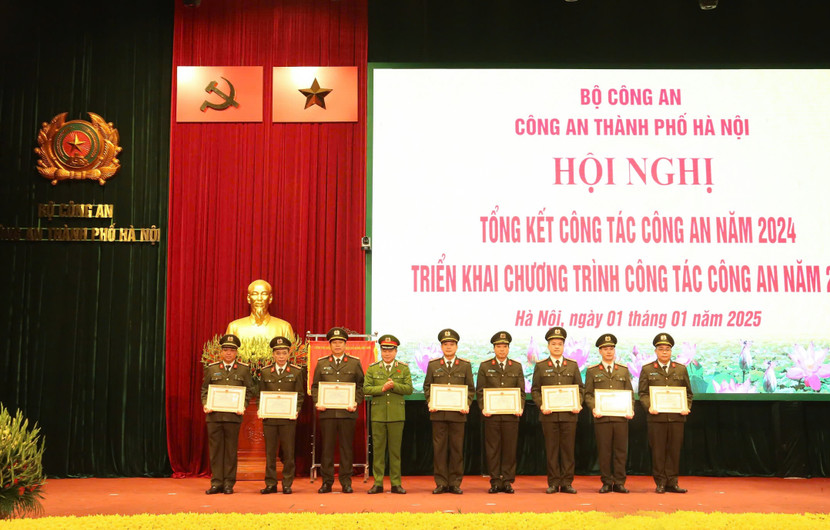 Thiếu tướng Nguyễn Thanh Tùng, Phó Giám đốc CATP trao bằng khen của Chủ tịch UBND TP cho các tập thể, cá nhân Thiếu tướng Nguyễn Thanh Tùng, Phó Giám đốc CATP trao bằng khen của Chủ tịch UBND TP cho các tập thể, cá nhân