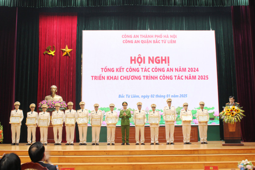 Thiếu tướng Nguyễn Hồng Ky trao Bằng khen của Bộ trưởng Bộ Công an, Chủ tịch UBND TP cho các tập thể cá nhân có thành tích xuất sắc Thiếu tướng Nguyễn Hồng Ky trao Bằng khen của Bộ trưởng Bộ Công an, Chủ tịch UBND TP cho các tập thể cá nhân có thành tích xuất sắc