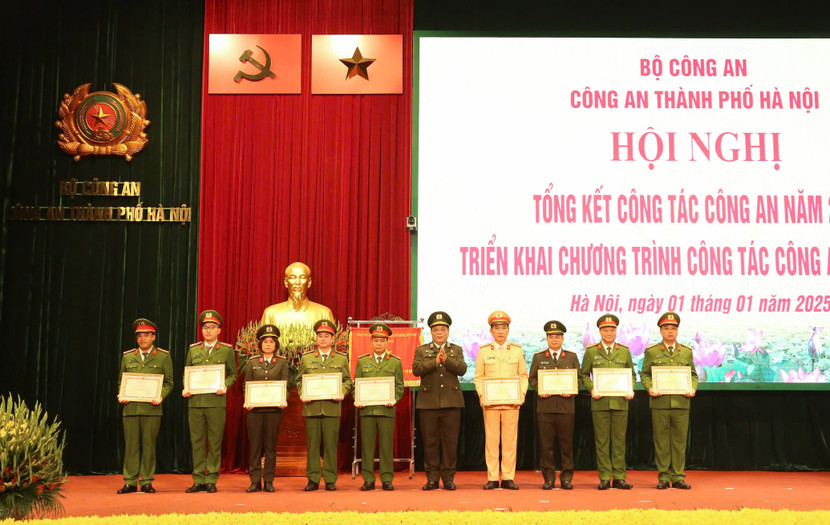 Trung tướng Nguyễn Hải Trung trao Bằng khen của Bộ Công an cho các tập thể, cá nhân Trung tướng Nguyễn Hải Trung trao Bằng khen của Bộ Công an cho các tập thể, cá nhân