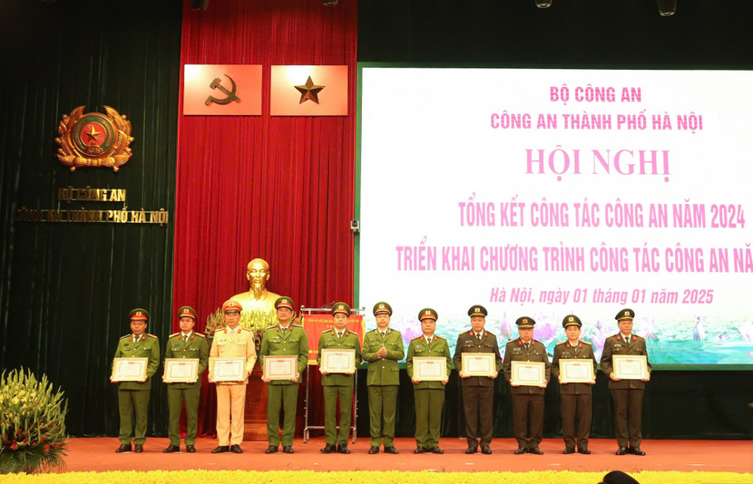 Thiếu tướng Nguyễn Hồng Ky, Phó Giám đốc CATP trao danh hiệu Đơn vị Quyết thắng cho các đơn vị Thiếu tướng Nguyễn Hồng Ky, Phó Giám đốc CATP trao danh hiệu Đơn vị Quyết thắng cho các đơn vị