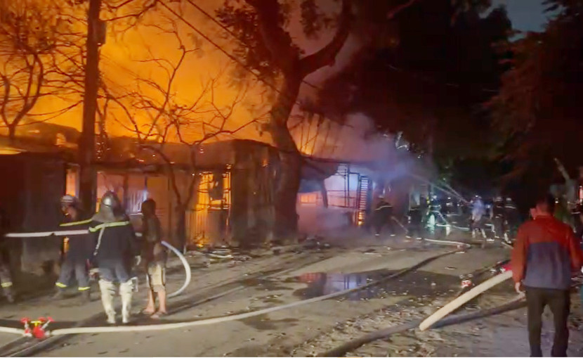 Các lực lượng chữa cháy tại hiện trường Các lực lượng chữa cháy tại hiện trường