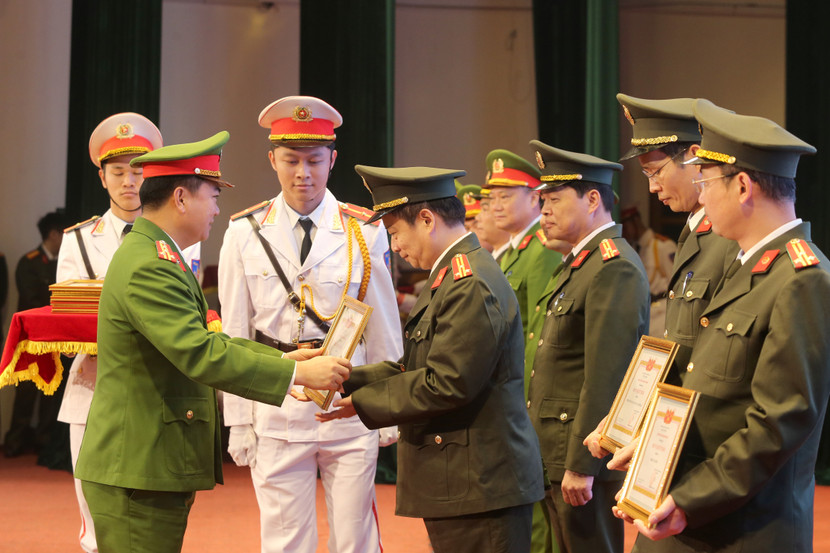 Đại tá Dương Đức Hải, Phó Giám đốc CATP trao danh hiệu Đơn vị Quyết thắng cho các đơn vị Đại tá Dương Đức Hải, Phó Giám đốc CATP trao danh hiệu Đơn vị Quyết thắng cho các đơn vị