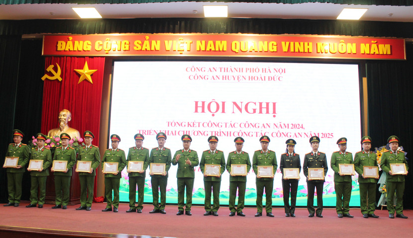 Đại tá Dương Đức Hải trao danh hiệu Đơn vị Quyết thắng cho các tập thể Đại tá Dương Đức Hải trao danh hiệu Đơn vị Quyết thắng cho các tập thể