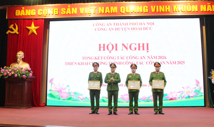 Đại tá Dương Đức Hải trao Bằng khen của Chủ tịch UBND TP cho các cá nhân Đại tá Dương Đức Hải trao Bằng khen của Chủ tịch UBND TP cho các cá nhân