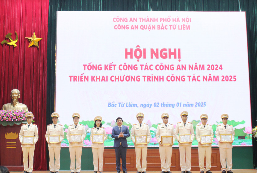 Ông Nguyễn Hữu Tuyên, Phó Bí thư, Chủ tịch UBND quận Bắc Từ Liêm trao Giấy khen của Giám đốc CATP cho các tập thể, cá nhân Ông Nguyễn Hữu Tuyên, Phó Bí thư, Chủ tịch UBND quận Bắc Từ Liêm trao Giấy khen của Giám đốc CATP cho các tập thể, cá nhân