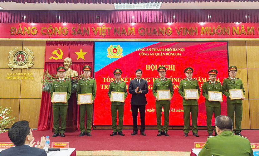 Đồng chí Nguyễn Anh Cường, Phó Bí thư Quận ủy, Chủ tịch HĐND quận Đống Đa trao khen cho các tập thể, cá nhân