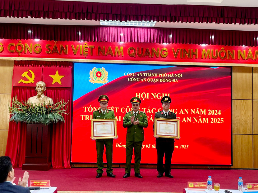 Thiếu tướng Nguyễn Thanh Tùng trao Bằng khen của Thủ tướng Chính phủ cho tập thể Đội Chính trị hậu cần và Trung tá Bùi Văn Linh, Phó Đội trưởng Đội CSKT CAQ Đống Đa