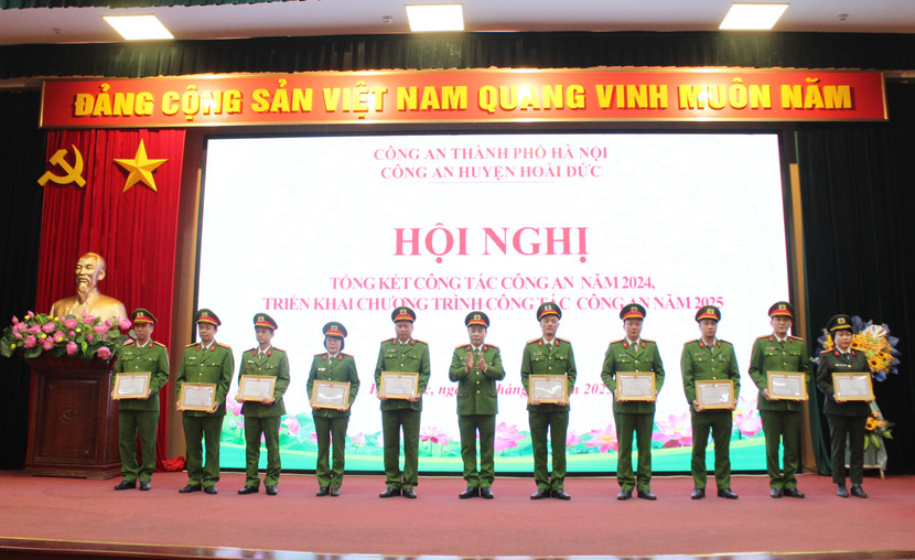 Thượng tá Nguyễn Ngọc Mẽ, Trưởng CAH Hoài Đức trao khen cho các tập thể, cá nhân Thượng tá Nguyễn Ngọc Mẽ, Trưởng CAH Hoài Đức trao khen cho các tập thể, cá nhân