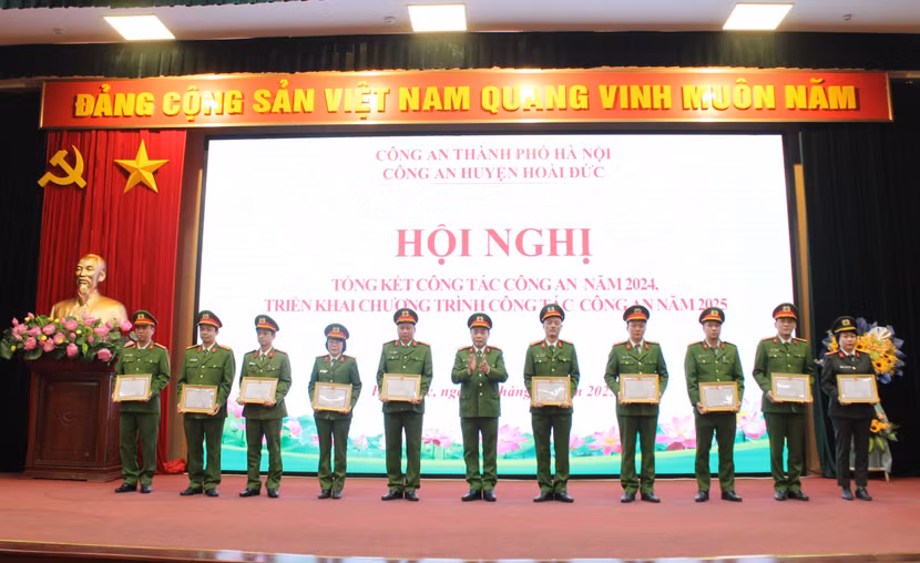 Thượng tá Nguyễn Ngọc Mẽ, Trưởng CAH Hoài Đức trao khen cho các tập thể, cá nhân