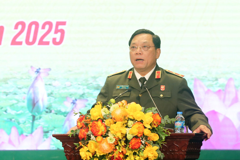 Trung tướng Nguyễn Hải Trung, Ủy viên Ban Thường vụ Thành ủy, Bí thư Đảng ủy, Giám đốc CATP phát biểu kết luận hội nghị Trung tướng Nguyễn Hải Trung, Ủy viên Ban Thường vụ Thành ủy, Bí thư Đảng ủy, Giám đốc CATP phát biểu kết luận hội nghị