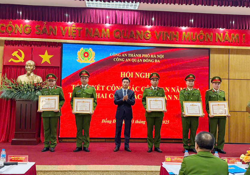 Đồng chí Lê Tuấn Định, Phó Bí thư Quận ủy, Chủ tịch UBND quận Đống Đa trao khen cho các tập thể, cá nhân