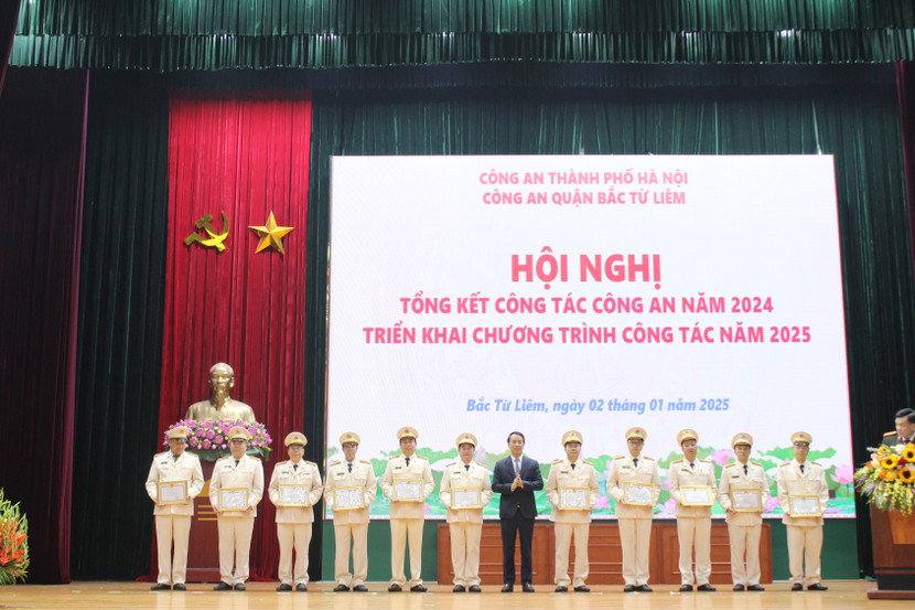 Đồng chí Lưu Ngọc Hà, Bí thư Quận ủy Bắc Từ Liêm trao Giấy khen của Giám đốc CATP cho các tập thể, cá nhân