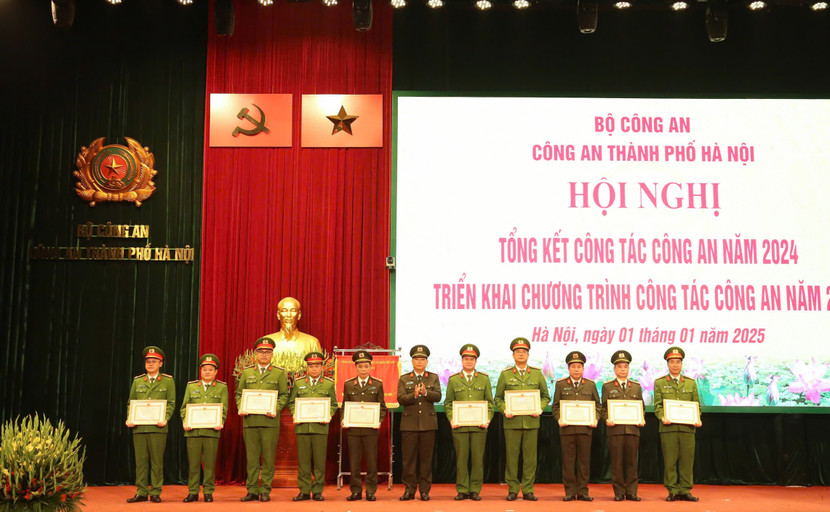 Đại tá Phạm Thanh Hùng, Phó Bí thư Đảng ủy, Phó Giám đốc CATP trao Bằng khen của UBND TP Hà Nội cho các tập thể, cá nhân Đại tá Phạm Thanh Hùng, Phó Bí thư Đảng ủy, Phó Giám đốc CATP trao Bằng khen của UBND TP Hà Nội cho các tập thể, cá nhân