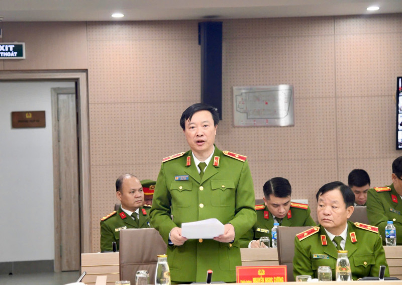 Thiếu tướng Nguyễn Ngọc Cương, Cục trưởng Cục Cảnh sát QLHC về TTXH phát biểu tại hội nghị