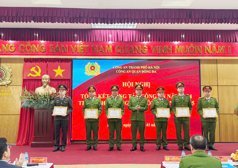 Đại tá Nguyễn Đức Long, Trưởng CAQ Đống Đa trao khen cho các tập thể, cá nhân