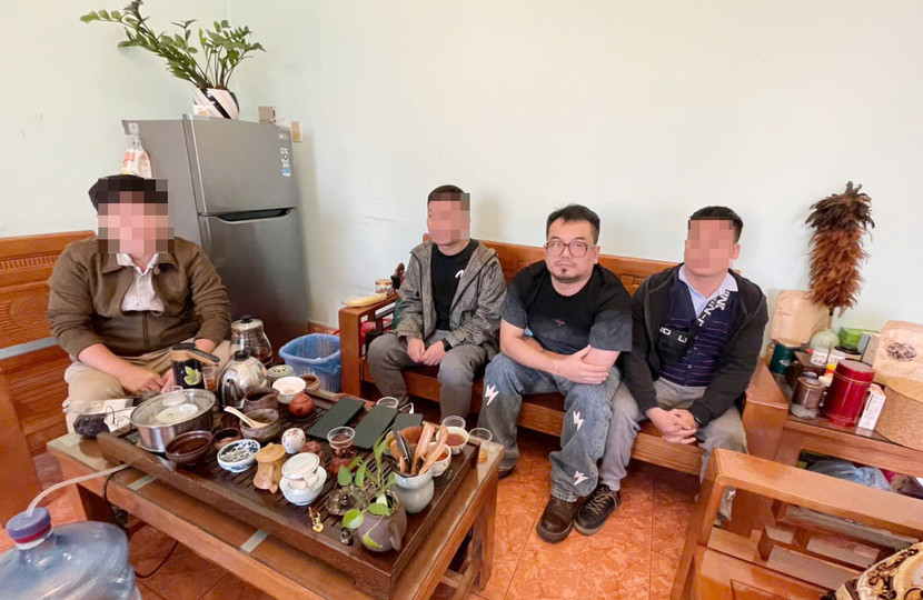 Các đối tượng người Trung Quốc bị phát hiện tại tầng 8 tòa nhà (Lin Kai Yuan ngồi giữa)