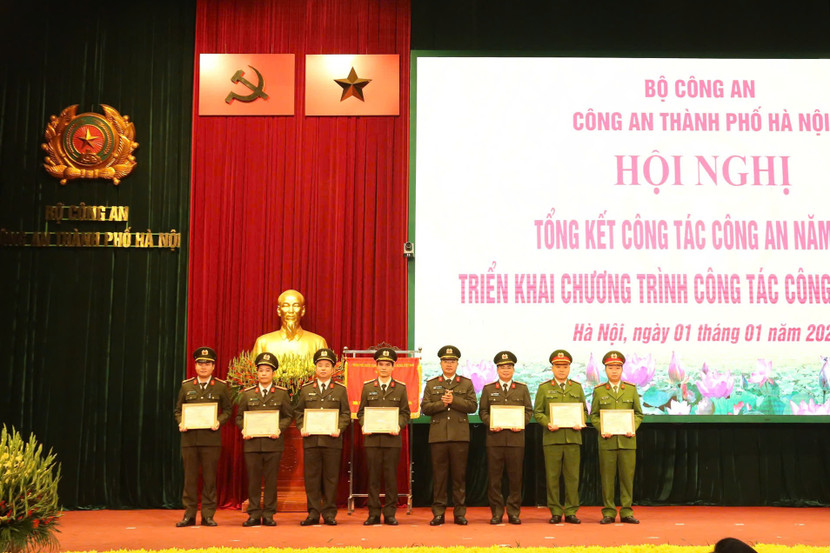 . Đại tá Nguyễn Thành Long, Phó Giám đốc CATP trao chứng nhận Sáng kiến cấp CATP cho các nhóm tác giả . Đại tá Nguyễn Thành Long, Phó Giám đốc CATP trao chứng nhận Sáng kiến cấp CATP cho các nhóm tác giả