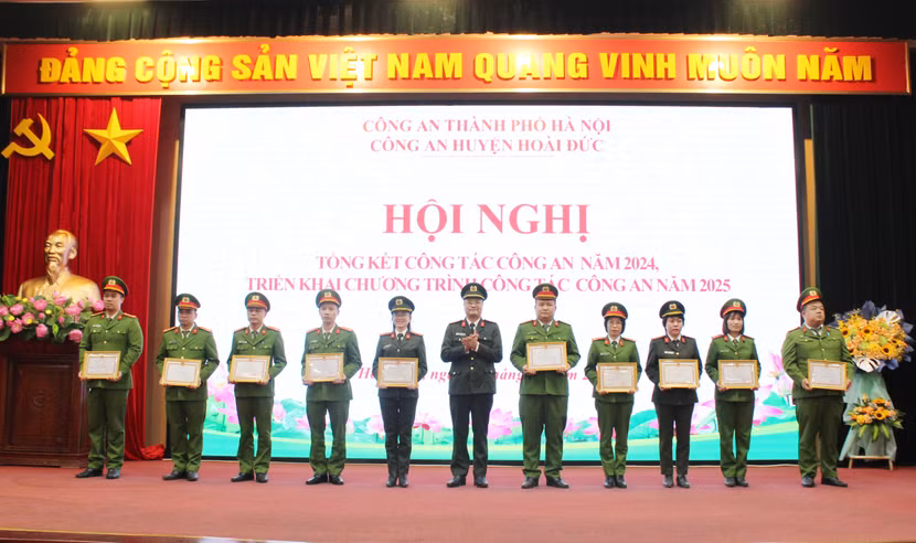 Thượng tá Hoàng Cao Toàn, Phó trưởng CAH Hoài Đức trao khen thưởng cho các tập thể, cá nhân