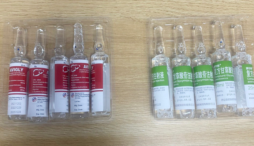 Rất nhiều lọ thuốc không rõ nguồn gốc đã được phát hiện tại Phòng khám