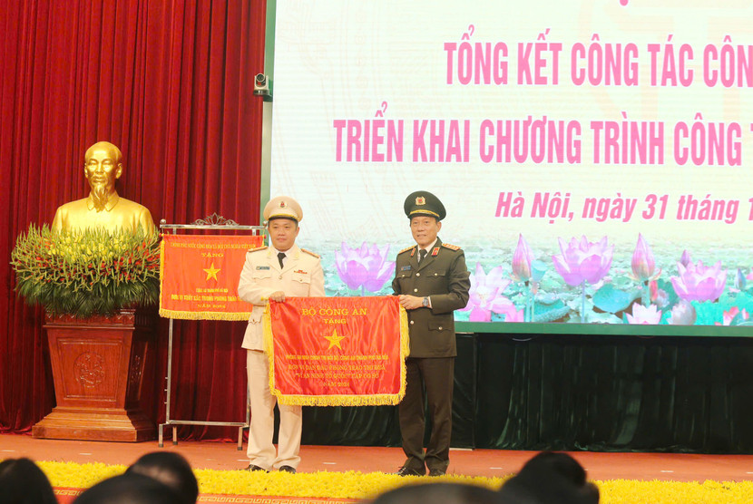 Phòng An ninh chính trị nội bộ vinh dự được Bộ Công an tặng cờ thi đua “Đơn vị dẫn đầu phong trào thi đua vì ANTQ” năm 2024. Đại tướng Lương Tam Quang, Ủy viên Bộ Chính trị, Bộ trưởng Bộ Công an tặng Cờ thi đua cho đơn vị tại hội nghị triển khai công tác năm 2025 của CATP Hà Nội