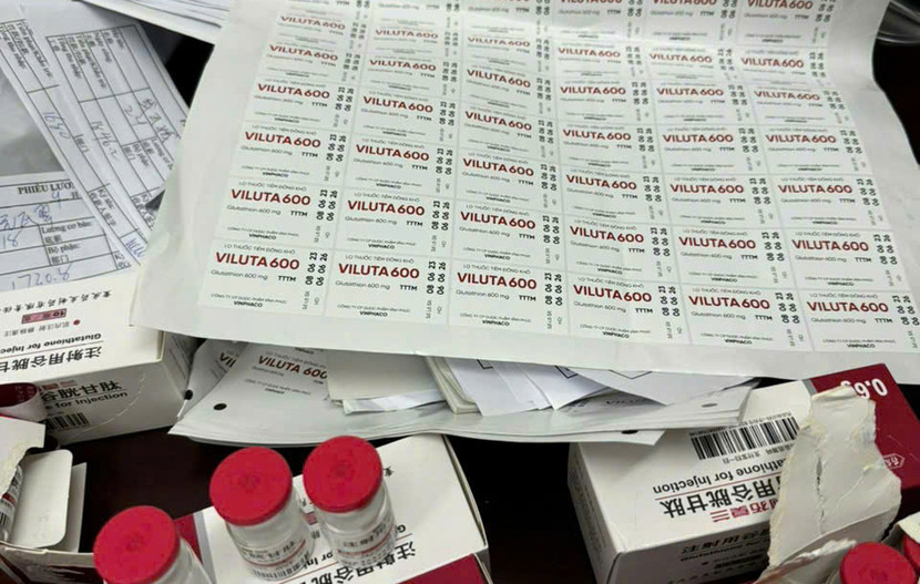 Nhãn mác giả thuốc Việt thu giữ tại phòng khám