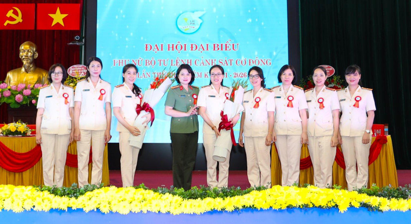 Đại tá Ngô Hoài Thu, Chủ tịch Hội phụ nữ, Bộ Công an tặng hoa chúc mừng Ban Chấp hành Hội Phụ nữ Bộ Tư lệnh Cảnh sát cơ động nhiệm kỳ 2021-2026 Đại tá Ngô Hoài Thu, Chủ tịch Hội phụ nữ, Bộ Công an tặng hoa chúc mừng Ban Chấp hành Hội Phụ nữ Bộ Tư lệnh Cảnh sát cơ động nhiệm kỳ 2021-2026