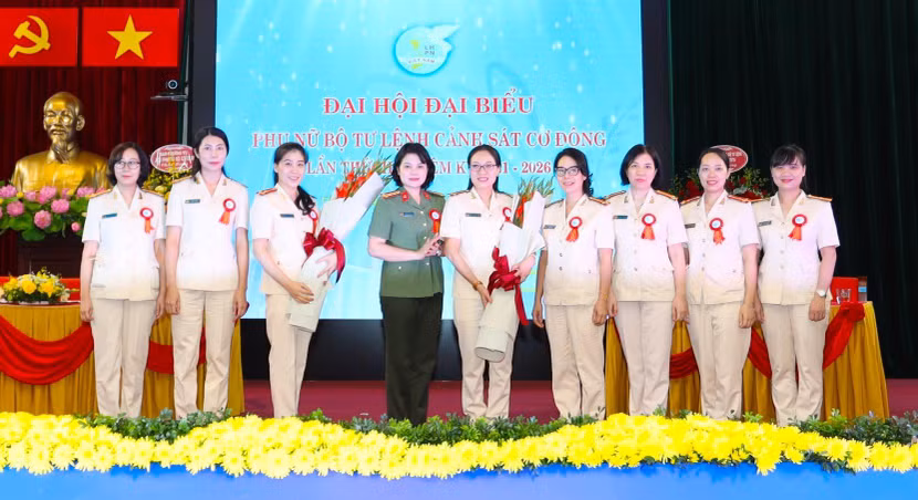 Đại tá Ngô Hoài Thu, Chủ tịch Hội phụ nữ, Bộ Công an tặng hoa chúc mừng Ban Chấp hành Hội Phụ nữ Bộ Tư lệnh Cảnh sát cơ động nhiệm kỳ 2021-2026
