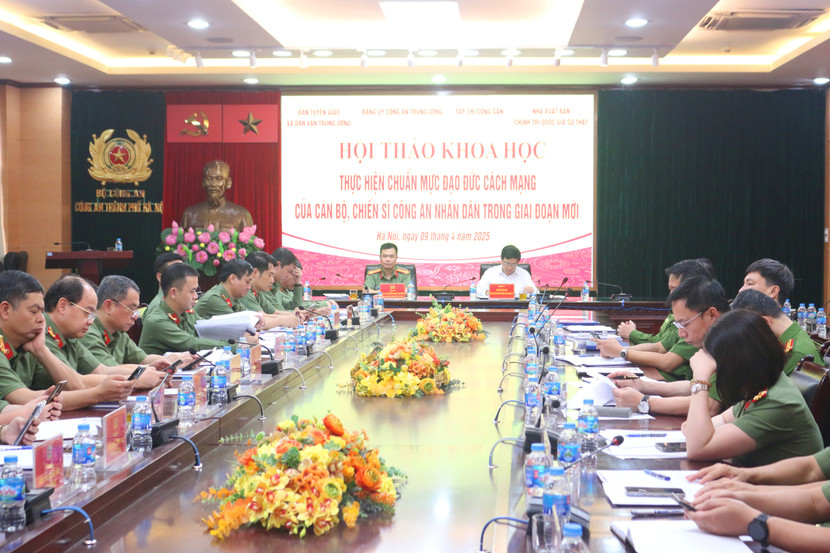 Hội thảo được tổ chức bằng hình thức trực tiếp và trực tuyến đến công an các đơn vị địa phương (Hình ảnh tại điểm cầu CATP Hà Nội)