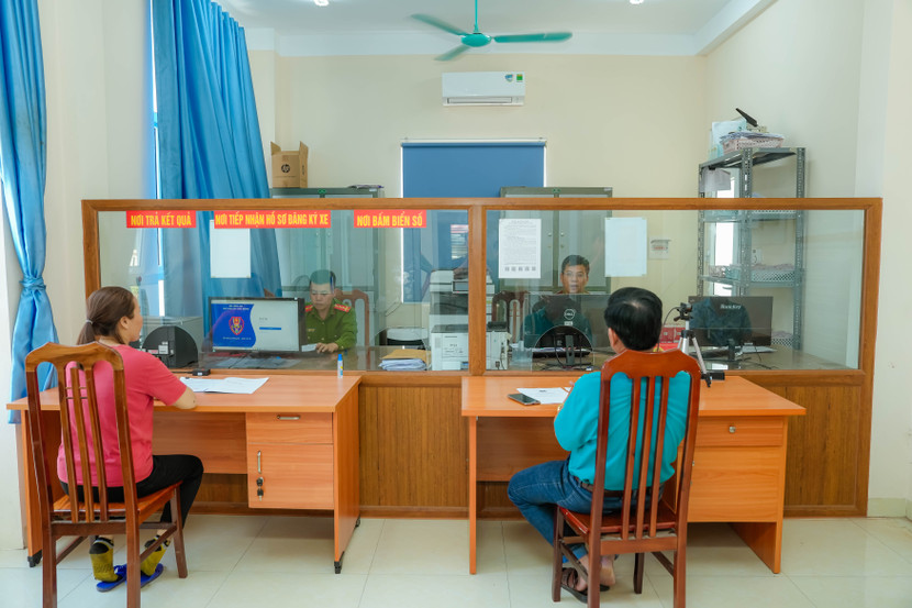 Lực lượng công an cơ sở luôn gần dân, sát dân, hết lòng phục vụ nhân dân Lực lượng công an cơ sở luôn gần dân, sát dân, hết lòng phục vụ nhân dân