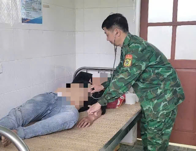 Bác sĩ Lê Anh Đức cấp cứu cho nạn nhân ăn lá ngón