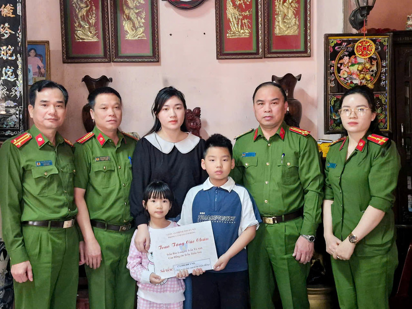Phòng Cảnh sát cơ động trao số tiền 174 triệu đồng cho gia đình Thượng úy Trần Tuấn Sơn