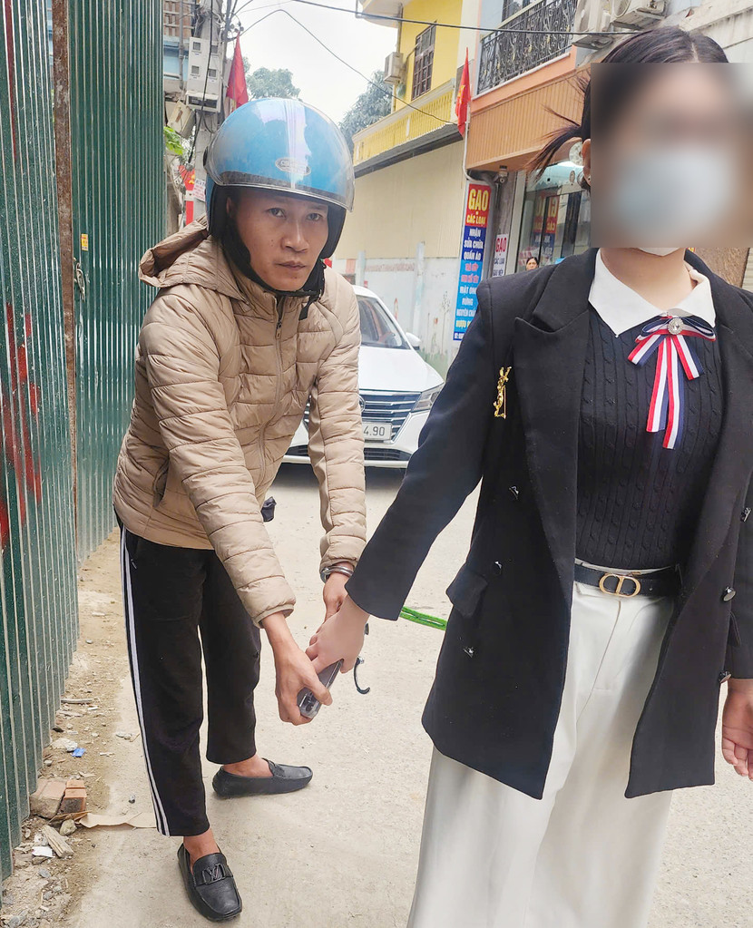 Hoàng Giang Nam thực nghiệm hành vi cướp giật điện thoại của chị H