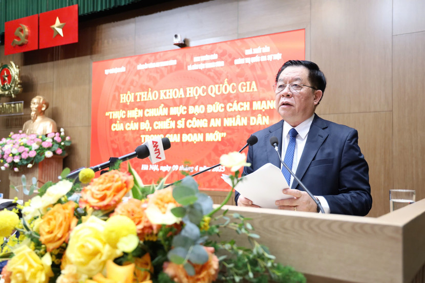 Đồng chí Nguyễn Trọng Nghĩa, Ủy viên Bộ Chính trị, Bí thư Trung ương Đảng, Trưởng ban Tuyên giáo và Dân vận Trung ương phát biểu đề dẫn hội thảo