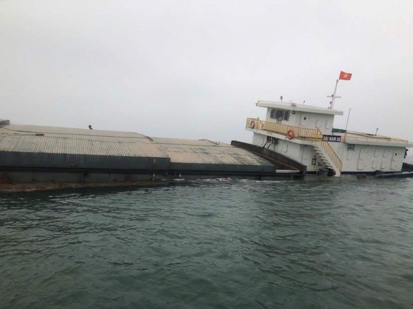 Chiếc tàu chở hàng nặng không may đâm vào đá ngầm khiến bị nghiêng 40 độ, nước tràn vào khoang Chiếc tàu chở hàng nặng không may đâm vào đá ngầm khiến bị nghiêng 40 độ, nước tràn vào khoang