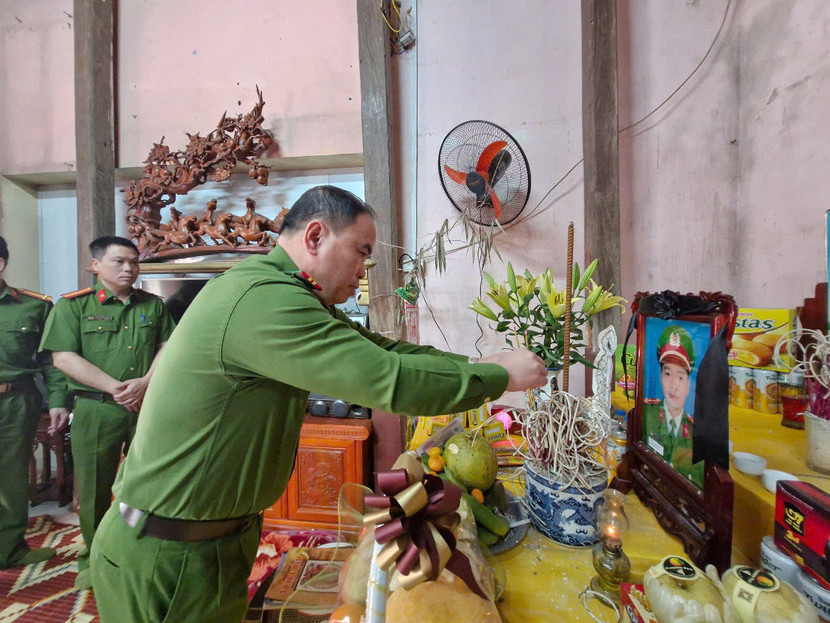 Thượng tá Nguyễn Tuấn Tùng, Phó trưởng Phòng Cảnh sát cơ động, CATP Hà Nội thắp hương tưởng nhớ người đồng đội vừa 'đi xa'