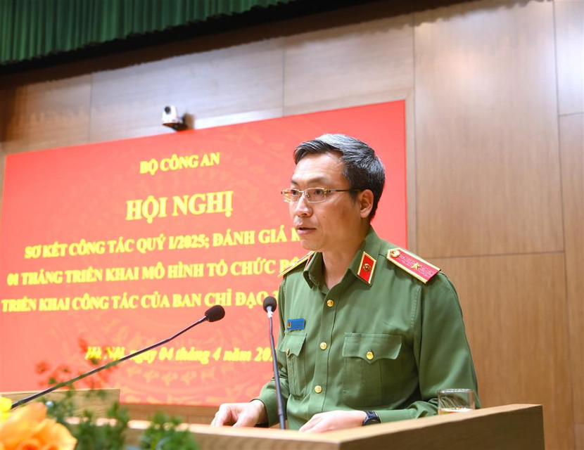 Thiếu tướng Nguyễn Quốc Toản, Chánh Văn phòng Bộ Công an trình bày báo cáo tại hội nghị Thiếu tướng Nguyễn Quốc Toản, Chánh Văn phòng Bộ Công an trình bày báo cáo tại hội nghị