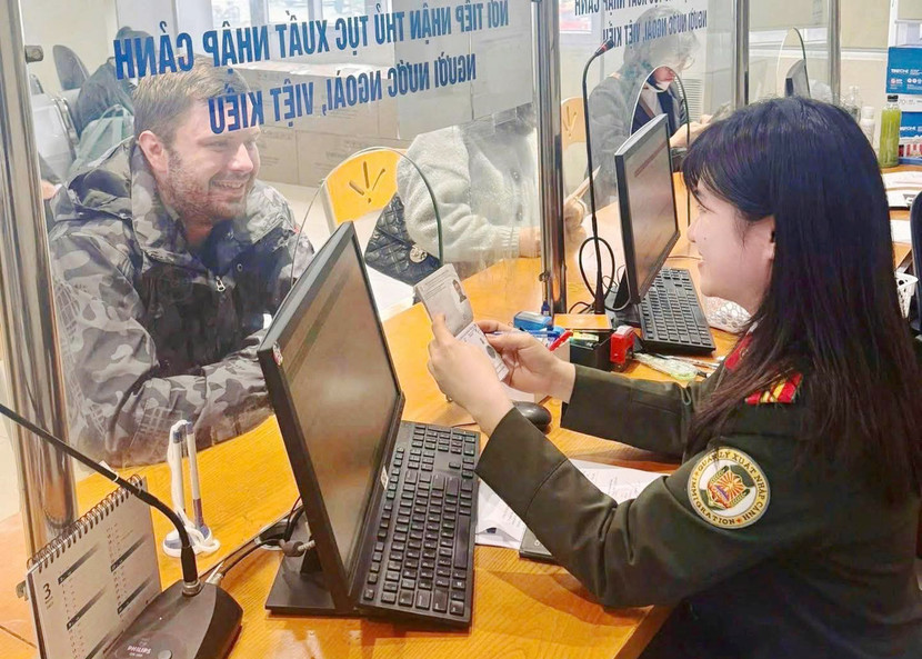 CBCS Phòng Quản lý xuất nhập cảnh tận tình phục vụ nhân dân đến thực hiện thủ tục hành chính