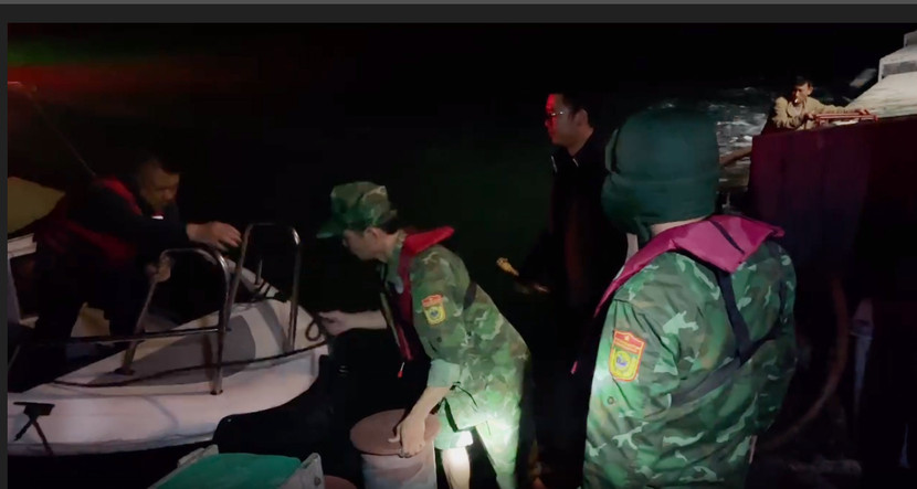 Trong đêm khuya, CBCS Đồn Biên phòng nhanh chóng cơ động tiếp cận hiện trường Trong đêm khuya, CBCS Đồn Biên phòng nhanh chóng cơ động tiếp cận hiện trường