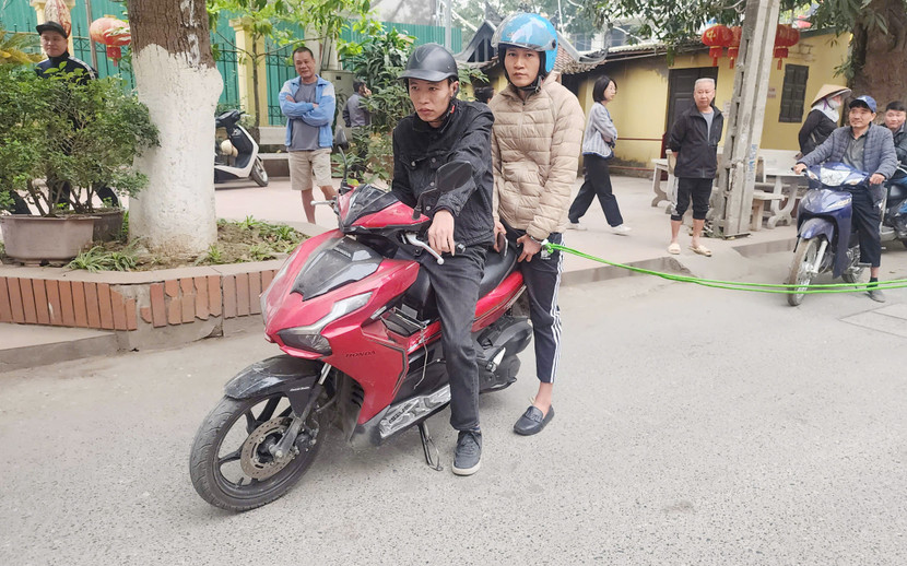 Cơ quan điều tra thực hiện dẫn giải 2 đối tượng thực nghiệm hiện trường vụ án