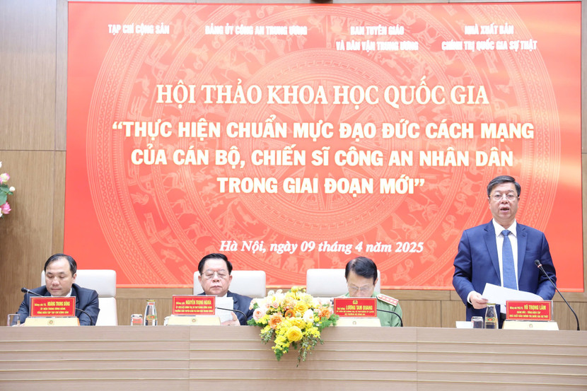 PGS.TS Vũ Trọng Lâm, Giám đốc, Tổng biên tập Nhà xuất bản Chính trị Quốc gia Sự thật điều hành phần tham luận tại hội thảo